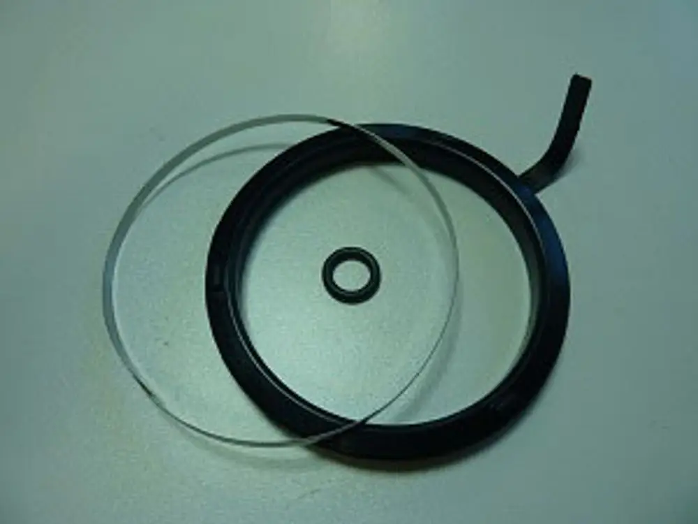 Dichtungen in Schwarz und Transparent, bestehend aus mehreren Ringen, auf einer flachen Oberfläche. Produkt von Remeha zur Abdichtung in verschiedenen Anwendungen.